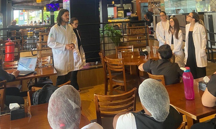 Liga Acadêmica de Saúde da Mulher realizou palestra para colaboradores de restaurante