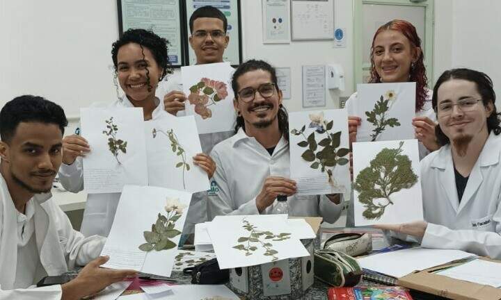 Estudantes de Ciências Biológicas realizam experiência prática de produção de exsicatas